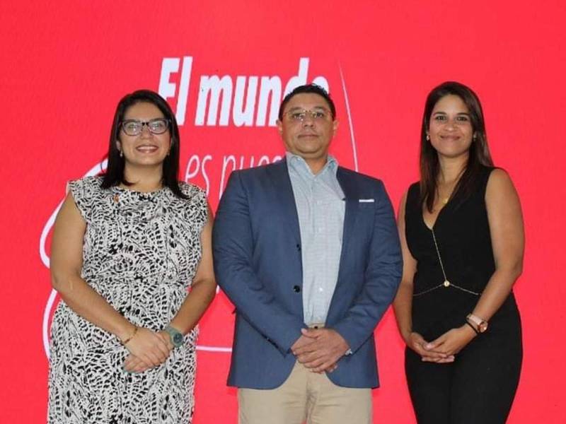 Ejecutivos de Davivienda que participaron en el lanzamiento de “El Profe de Finanzas”, el primer asistente de Educación Financiera en Honduras.