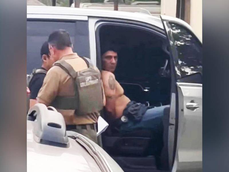 Oropesa fue custodiado por agentes policiales estadounidenses.