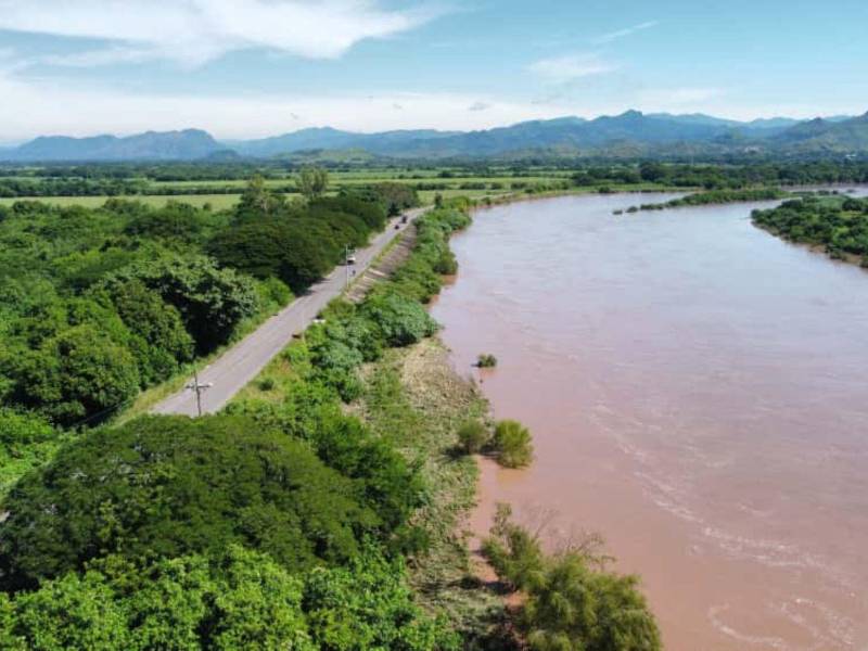 La obra de protección, que se requiere, sería de un kilómetro para no perder la carretera, ya que el río Choluteca se está comiendo la carretera por donde pasan más de tres mil vehículos diarios, cada vez labra más la infraestructura vial y la tubería pluvial.