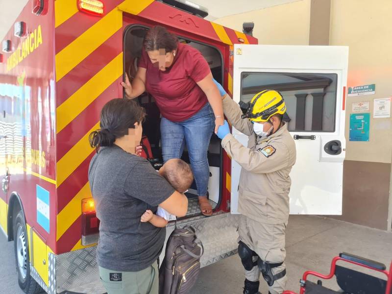 Cuerpo de Bomberos trasladaron a los heridos del accidente a un centro hospitalario.