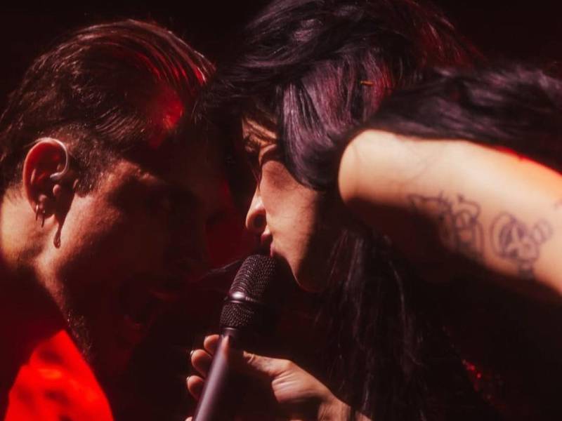 En los últimos meses, los comentarios sobre la vida sentimental de Cazzu volvieron a ocupar titulares y conversaciones en redes sociales. La artista argentina, quien vivió una relación ampliamente expuesta con el cantante mexicano Christian Nodal, estaría atravesando una nueva etapa personal marcada por la cercanía con alguien de su entorno profesional.