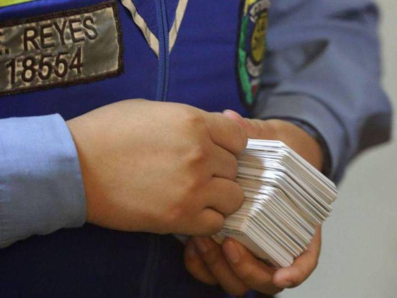 La alta demanda de usuarios y la disponibilidad de un solo equipo de impresión obligan a la Dirección Nacional de Vialidad y Transporte (DNVT) a priorizar algunos trámites de licencias.