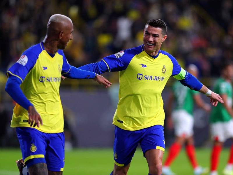 Cristiano Ronaldo celebrando con Anderson Talisca el gol del triunfo del Al Nassr contra el Al-Ettifaq en la Liga saudí.