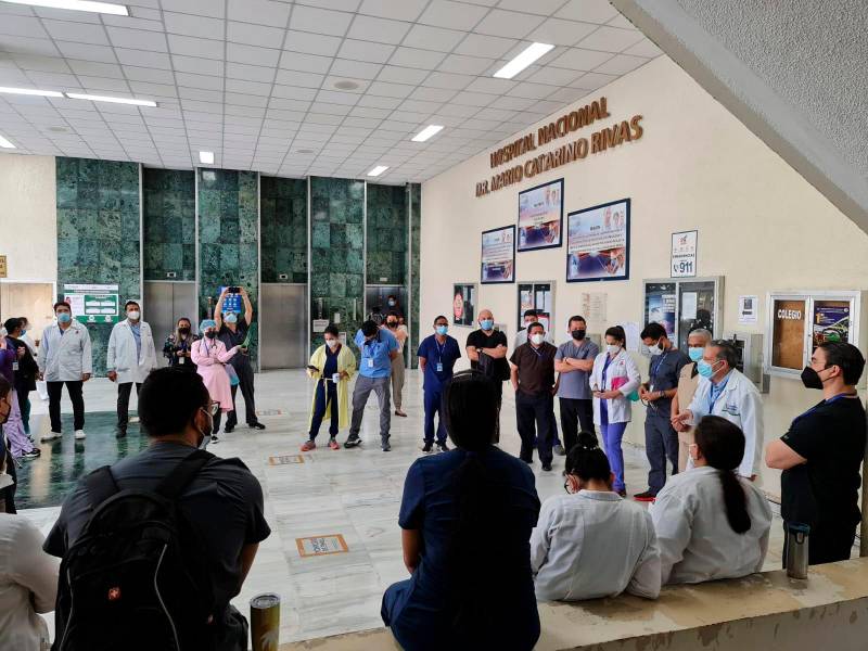 <b>Personal del Mario Rivas durante la asamblea realizada ayer en el centro asistencial. </b>