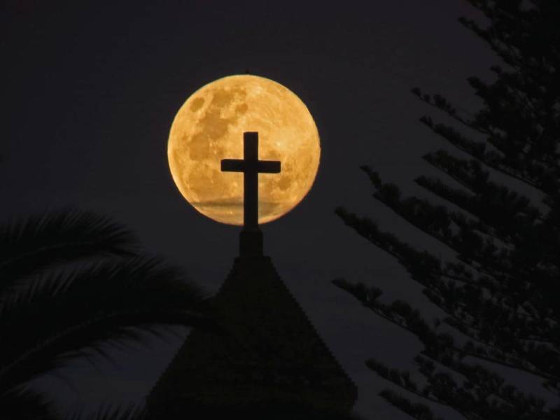 La fecha de la Semana Santa no depende únicamente del calendario, sino de un fenómeno que ocurre en el cielo. Cada año, el mundo cristiano debe esperar una señal astronómica precisa para poder establecer cuándo se celebrará la Pascua de Resurrección.