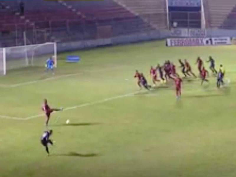 Óscar Salas marcó de tiro libre pero el árbitro Saíd Martínez le anuló el gol.