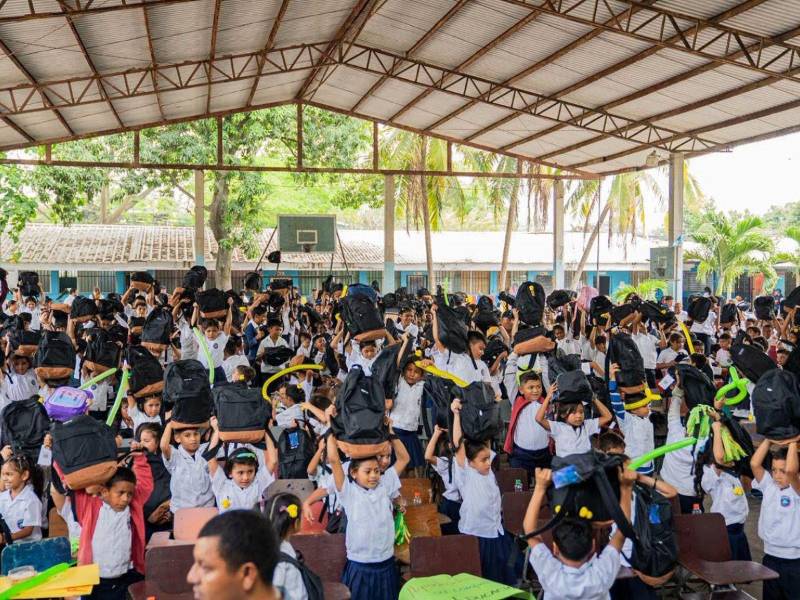 Actualmente la municipalidad está distribuyendo mochilas y aprobó otro compra por L40 millones.