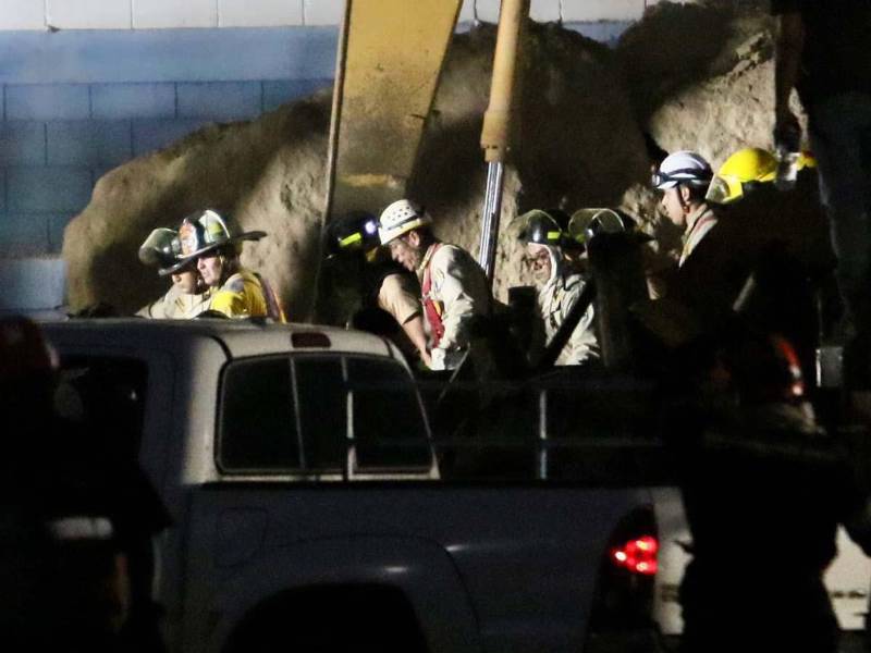 Confirman hallazgo de una persona atrapada en derrumbe del anillo periférico