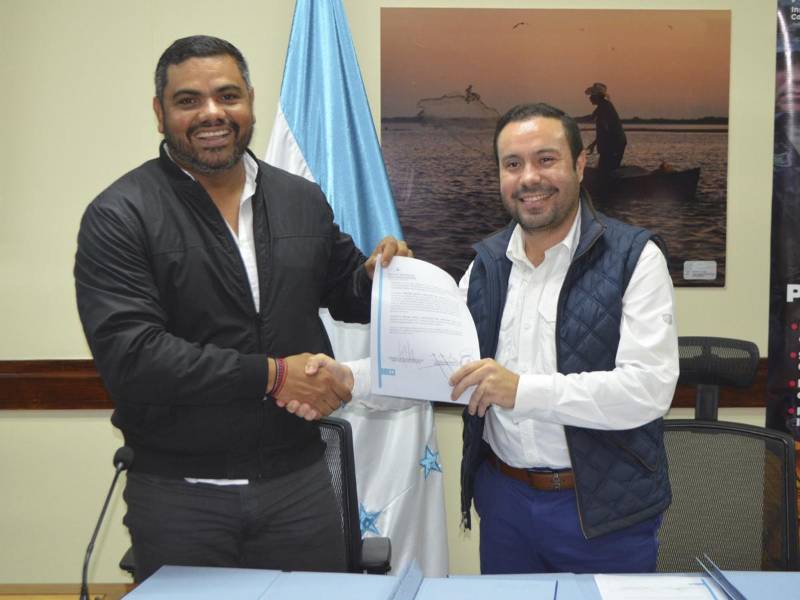 El director ejecutivo de la Asociación de Productores de Azúcar, Abg. Gerardo J. Guillén, y el director ejecutivo del ICF, Ing. Luis Soliz, firmaron el convenio.