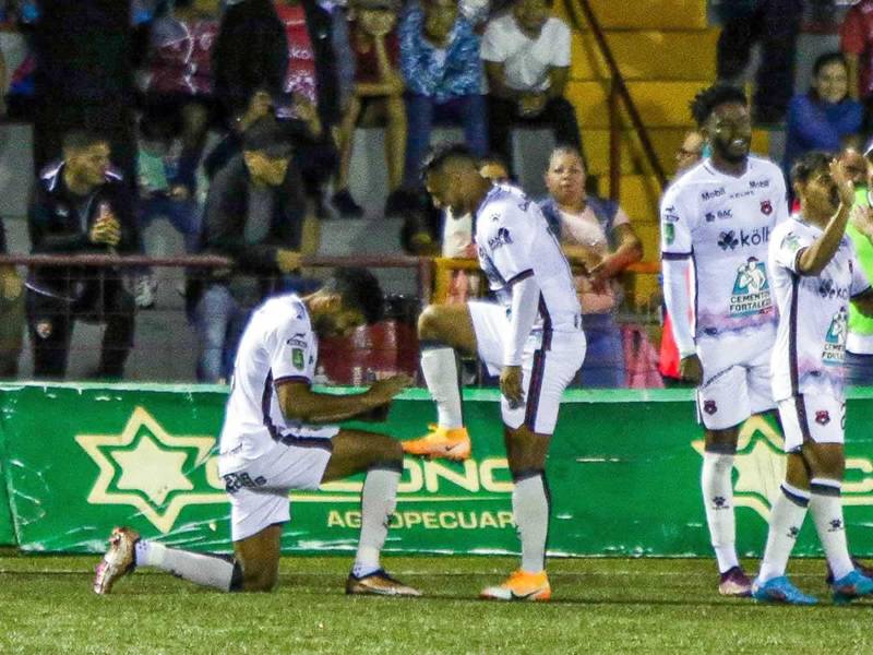 Alex López fue felicitado por sus compañeros del Alajuelense tras el golazo que hizo ante Santos de Guápiles.