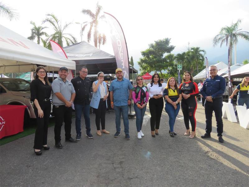 Representantes de las marcas patrocinadoras de la primera “Expo Overland lo más extremo”, desarrollado en Multiplaza.