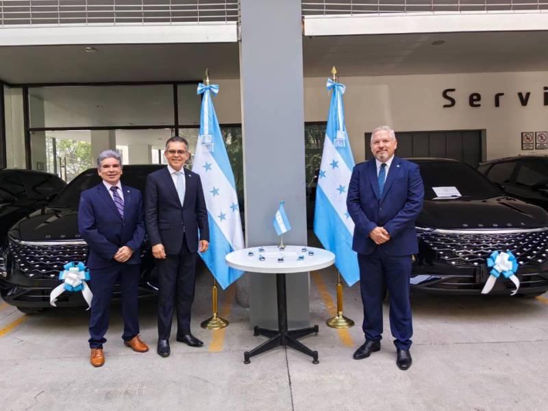 Autoridades consulares de Honduras en México recibiendo las camionetas de lujo, en compañía del canciller Eduardo Enrique Reina.
