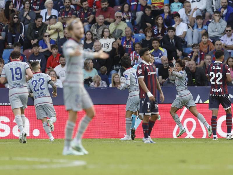 El Atlético de Madrid derrotó de visita al Levante y se subió a la cima provisionalmente.