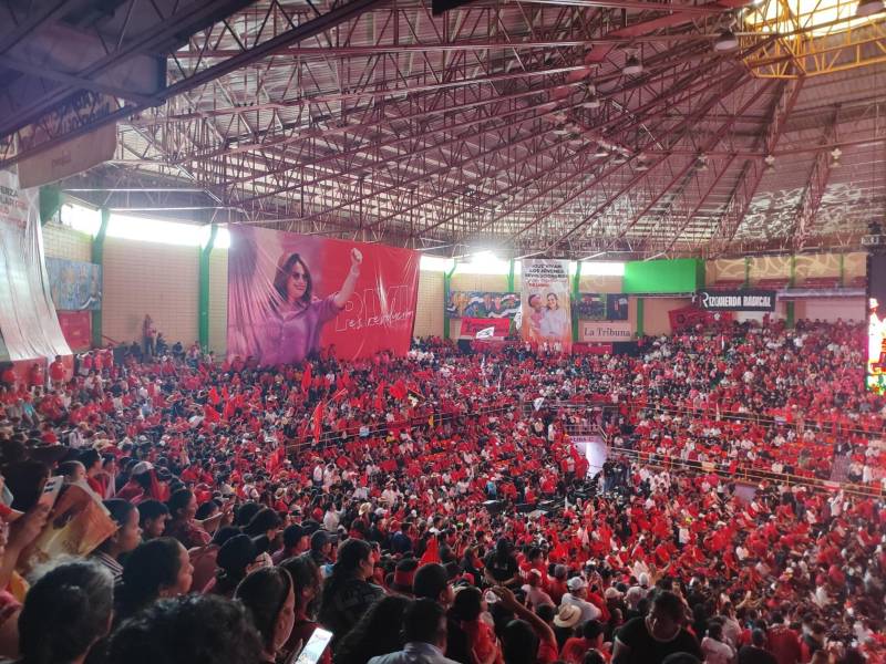 Mel Zelaya en asamblea de Libre: El bipartidismo le teme a Rixi Moncada