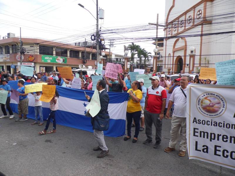 Los locatarios marcharon desde Plaza las Banderas hasta protestar frente a la comuna.