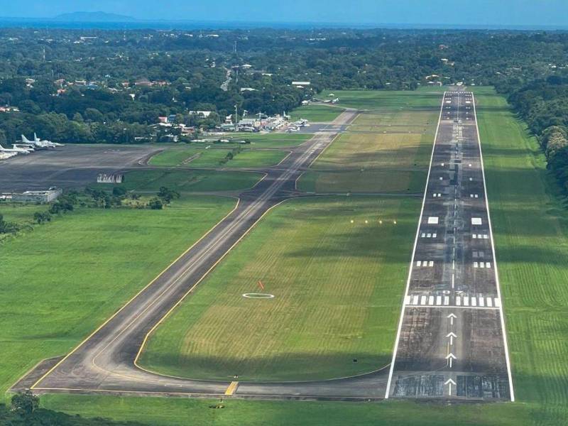 Imagen aérea de la pista del Aeropuerto Internacional Guillermo Anderson de la Ceiba.