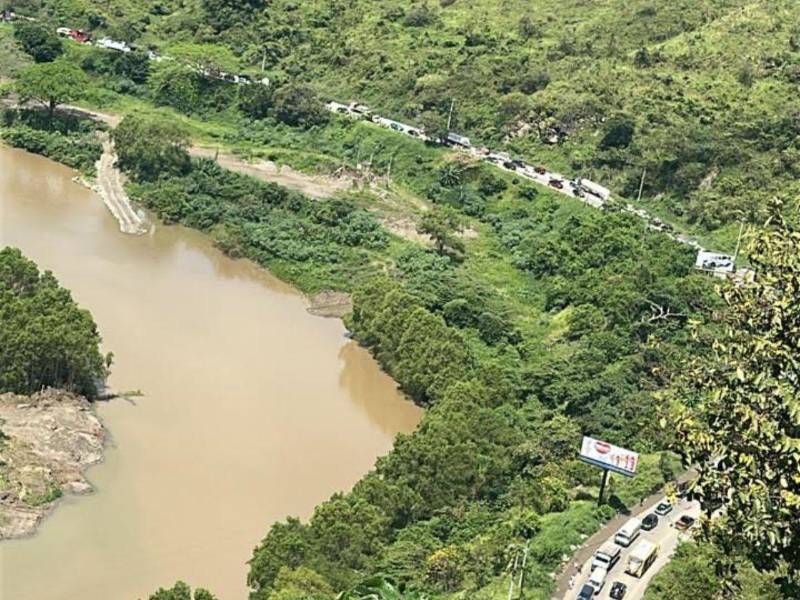 La vía se congestiona tal como lo muestra la gráfica; la municipalidad trabaja con la Policía Militar y la SIT para habilitar el paso.