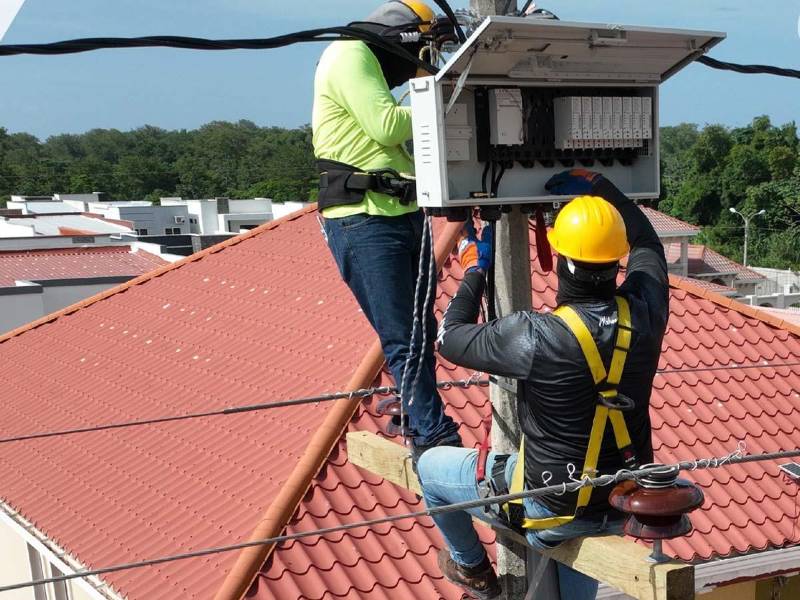 Técnicos del PNRP trabajan en la instalación de un gabinete de un proyecto AMI centralizado.​​
