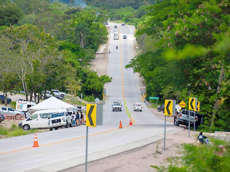 La presidenta de la República, Xiomara Castro, inauguró este martes la pavimentación de un tramo de la carretera CA-6.