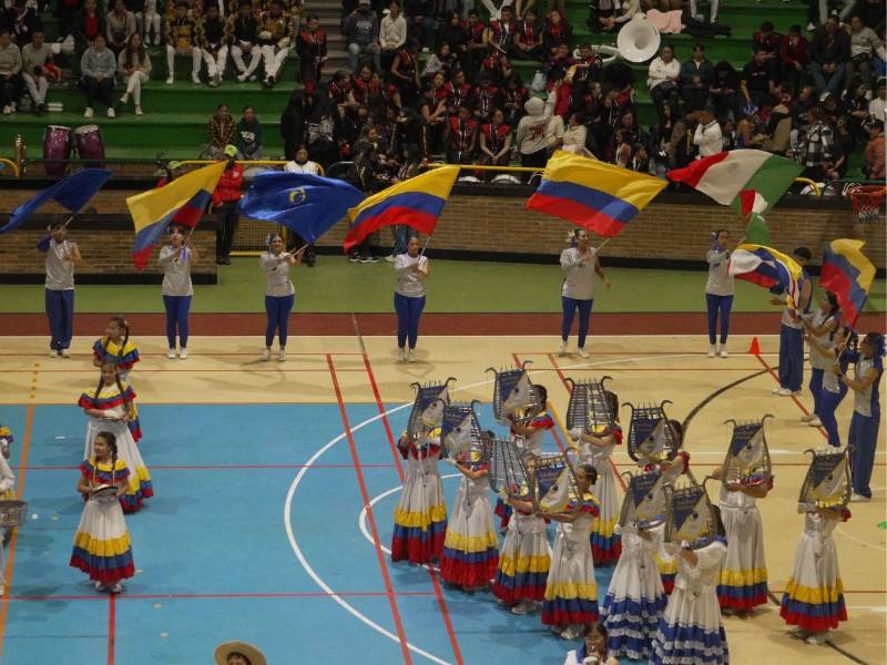 Integrantes de la banda marcial Lunita de Chía durante una competencia en Colombia.