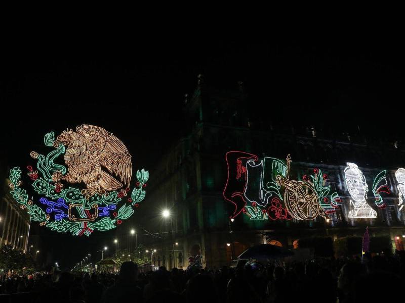 El Zócalo de Ciudad de México se encuentra iluminado para la celebración de esta noche por la independencia.