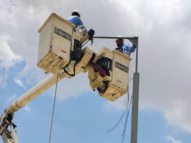 Cuadrillas de la Enee realizan el reemplazo y reparación de luminarias en distintos sectores de San Pedro Sula como parte de los trabajos para recuperar el alumbrado público y mejorar la seguridad en calles y bulevares.