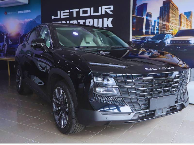 El Jetour Dashing se impone con un diseño coupé de líneas fluidas y deportivas, que fusiona elegancia con carácter. Su carrocería aerodinámica ha sido creada para atraer miradas y mejorar el rendimiento dinámico en cada trayecto urbano o de carretera.