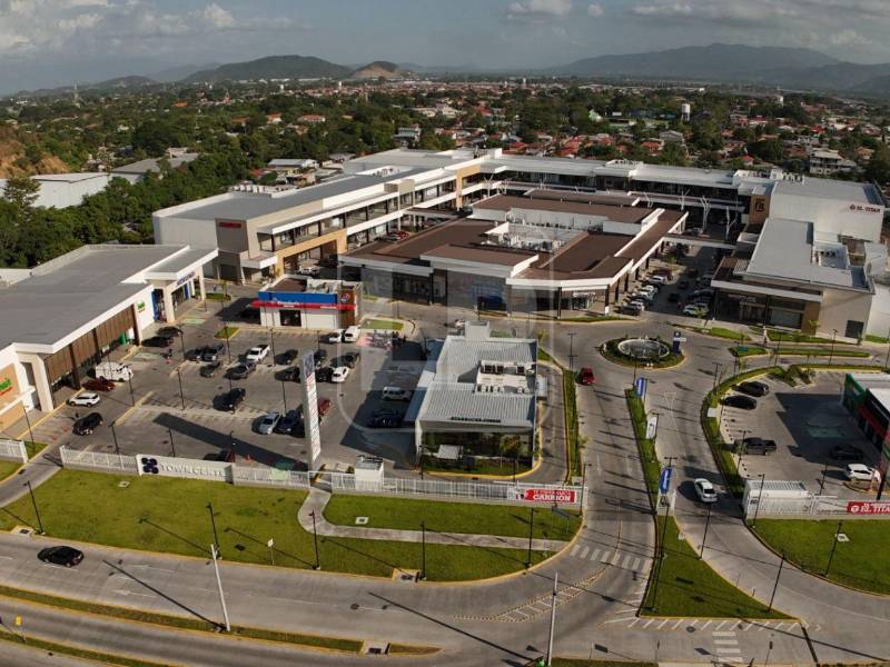 Una de las plazas comerciales más modernas es Town Center, en el bulevar del este: ofrece 84 locales comerciales, 10 quioscos y más de 600 estacionamientos.