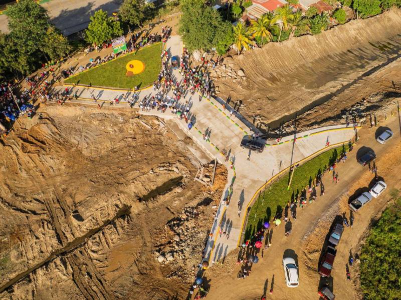Pobladores y autoridades municipales la mañana de este miércoles en la inauguración del vado en la colonia Flor de Cuba, sector Rivera Hernández.