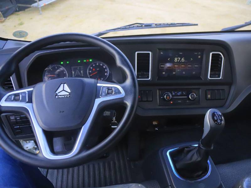 Los camiones Sinotruk cuentan con cabinas tecnológicas, pantallas táctiles, cámaras de retroceso, mandos en el timón, aire acondicionado eléctrico, entre otros beneficios.