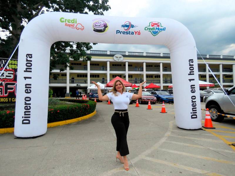 Emma Mejía, directora nacional de Mercadeo inauguró la feria de autos Creditón.