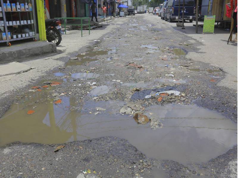 La segunda calle, en el tramo que baja desde la Catedral hacia el mercado, presenta un marcado deterioro que dificulta el tránsito de vehículos y peatones.