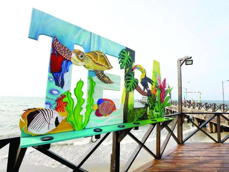 Durante el Feriado Morazánico 2026, Tela se convierte en una de las opciones para quienes buscan aprovechar unos días de descanso y descubrir nuevos destinos. Además de sus playas, el municipio ofrece espacios naturales, sitios históricos y comunidades donde los visitantes pueden conocer parte de la riqueza cultural de la costa. Estos son 12 lugares de Tela y algunas de las actividades que se pueden realizar en cada uno.