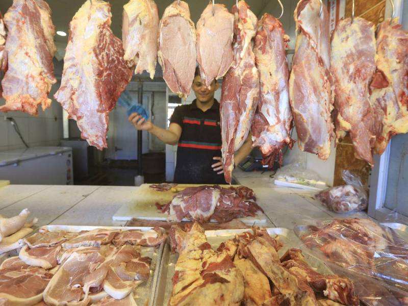 Algunos productos importados, como la carne, se deben pagar en dólares, lo que puede encarecer los costos y, posteriormente, los precios para los consumidores.