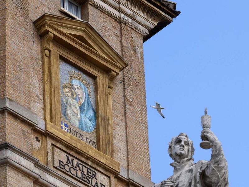Una gaviota vuela cerca del mosaico de María Mater Ecclesiae en la Plaza de San Pedro, en el segundo día del cónclave, en la Ciudad del Vaticano, el 8 de mayo de 2025.