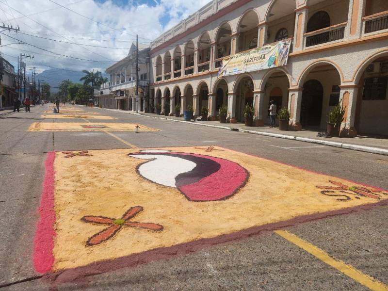 Así luce una de las tradicionales alfombras de aserrín multicolor.