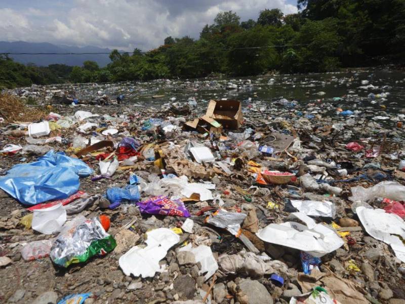 Una panorámica del río Bermejo expone que es urgente emprender un operativo para la limpieza de estos sitios.