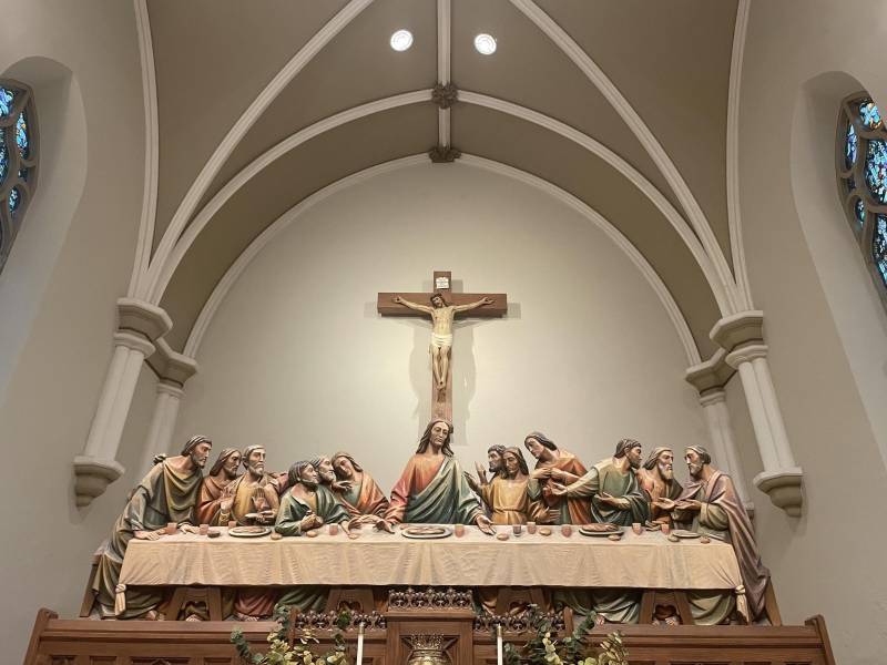 Tallas de madera de la Crucifixión y la Última Cena sobre el altar de la reserva en el Priorato de Santa Rosa en Springfield, Kentucky.