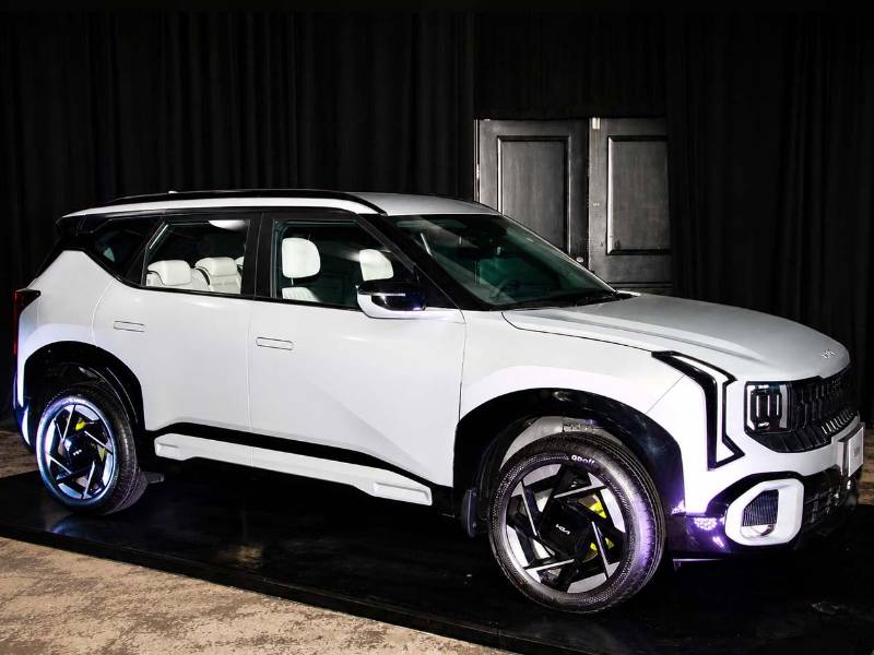 La Kia Seltos 2027 luce una imagen más moderna e imponente, con parrilla frontal de barras verticales bajo la filosofía Tiger Nose, sistema de iluminación LED Star Map y elegantes rines de 18 pulgadas.