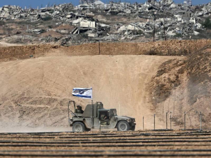 Tropas israelíes patrullan la frontera entre Israel y Gaza. Este martes se cumplen dos años del ataque de Hamás contra Israel.