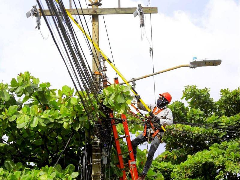 Semanalmente, miles de hondureños se quedan sin energía eléctrica por los mantenimientos de hasta ocho horas realizados por la Enee.