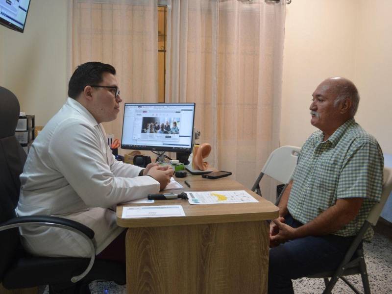 El doctor Fernando Castro mientras atendía a uno de los pacientes que participó en el Open House del Centro Audiológico Auris realizado en la nueva sucursal en San Pedro Sula.