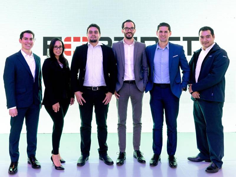 Ejecutivos de Tigo Business y Fortinet en el lanzamiento de esta innovadora solución que llega a Honduras para brindar soluciones de conectividad.