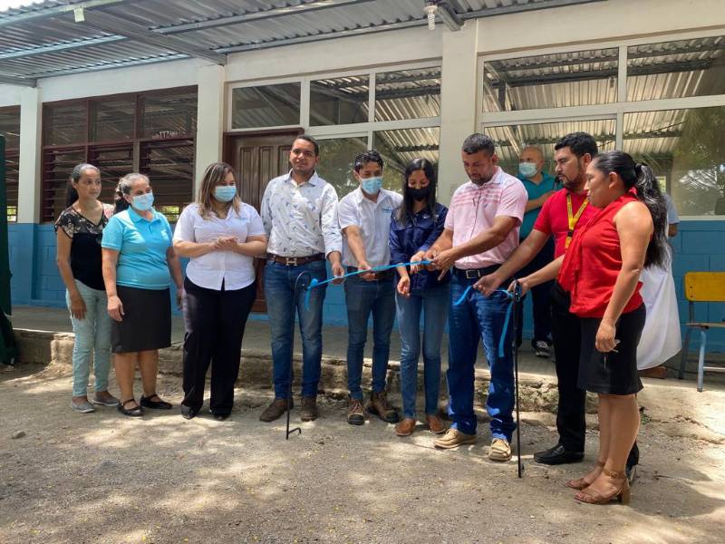 Autoridades municipales, docentes y representantes de Chumbagua y Funazucar en la inauguración del inmueble.