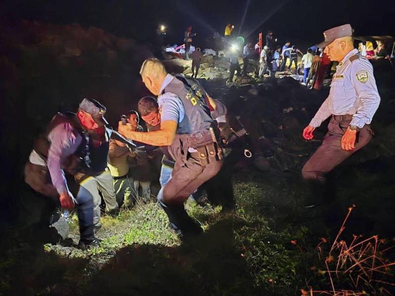 La oportuna intervención de pescadores que faenaban en la zona permitió el rescate de cinco sobrevivientes durante el accidente del avión de Lanhsa.