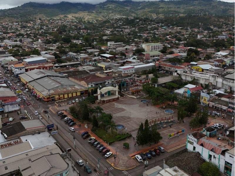 El sector inmobiliario en la ciudad de Siguatepeque, departamento de Comayagua, ha experimentado un crecimiento significativo en los últimos años, impulsando una mayor actividad económica y transformando el desarrollo urbano de la zona central de Honduras. Este dinamismo se refleja en el aumento de proyectos habitacionales, comerciales y de uso mixto, en respuesta a la creciente demanda de vivienda y espacios para inversión.