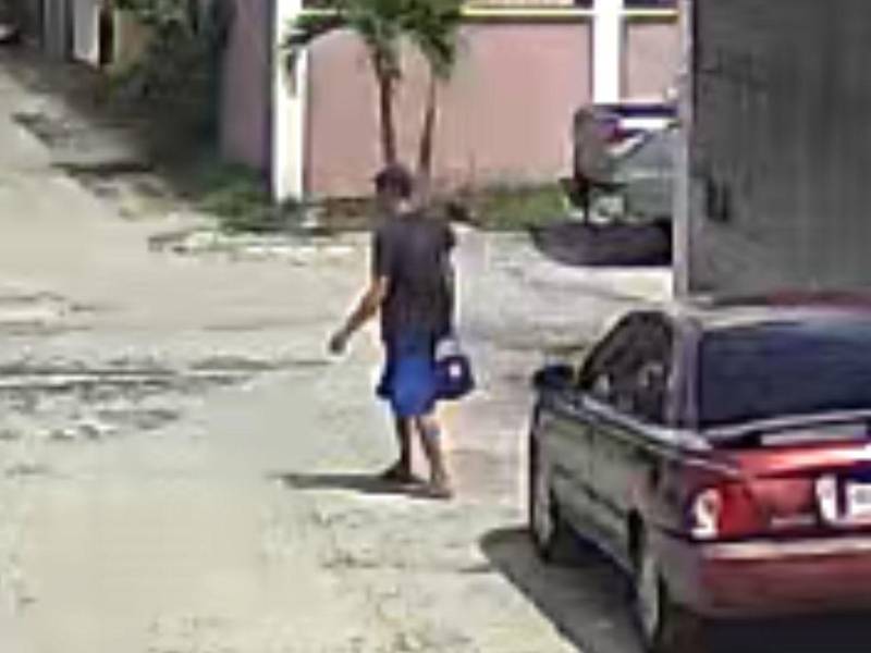 Este sujeto tardó segundos en robarse una batería de carro este lunes por la tarde en San Pedro Sula.