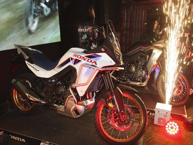 Durante el evento también fue exhibida la Honda Transalp 750, un modelo versátil que complementa la familia Adventure de Honda con una conducción cómoda y dinámica.