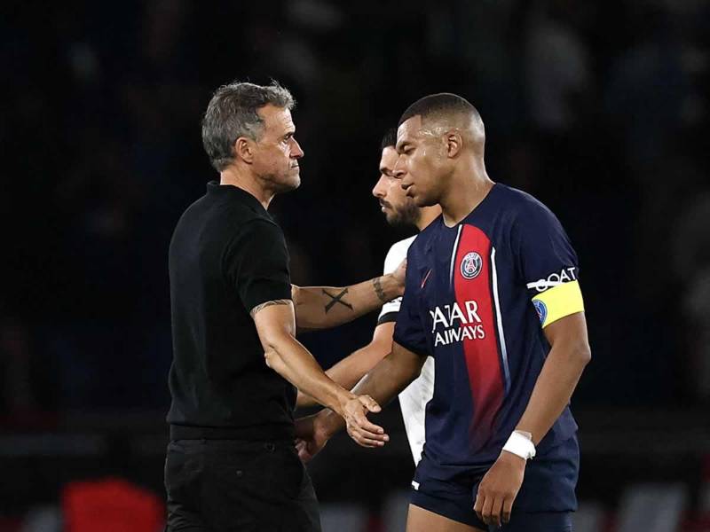 Kylian Mbappé y Luis Enrique se saludan al final del partido que perdió el PSG ante el Niza.