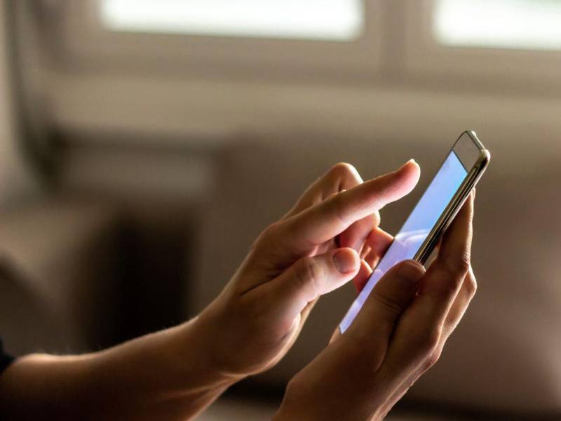 Prohíben en Bolivia uso de celulares a maestros y alumnos dentro de las aulas